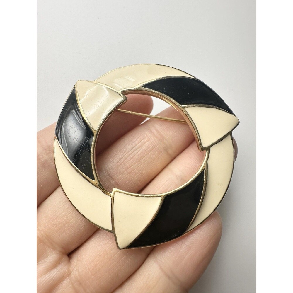 VINTAGE TRIFARI Cream Black GOLD TONE ENAMEL Round Disc Pin Brooch